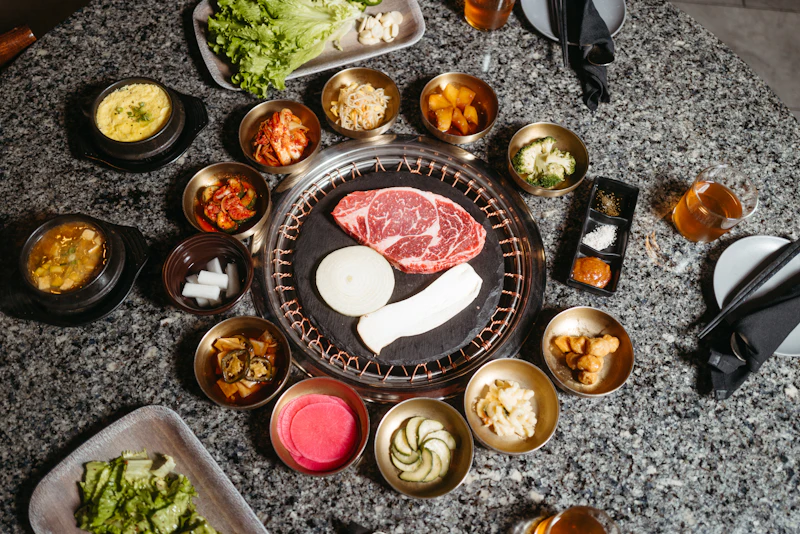 불판과 반찬이 차려진 한 상