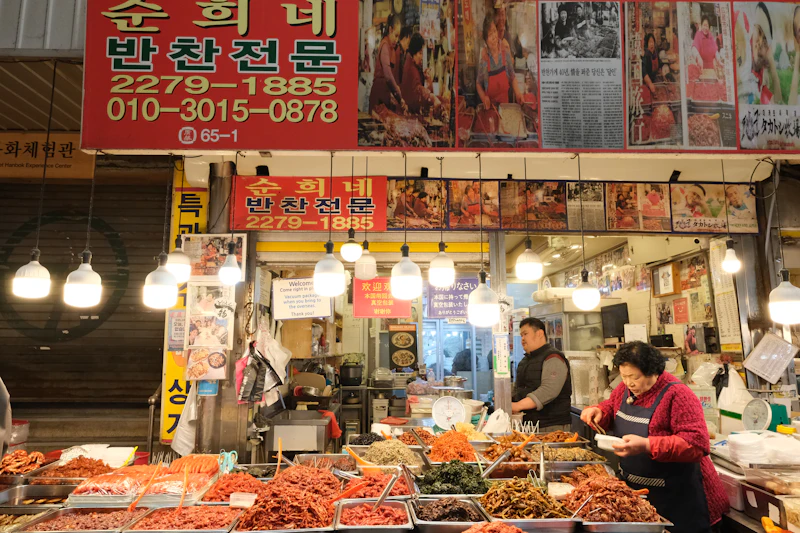 반찬과 음식이 가득 진열된 한국 전통시장 가게