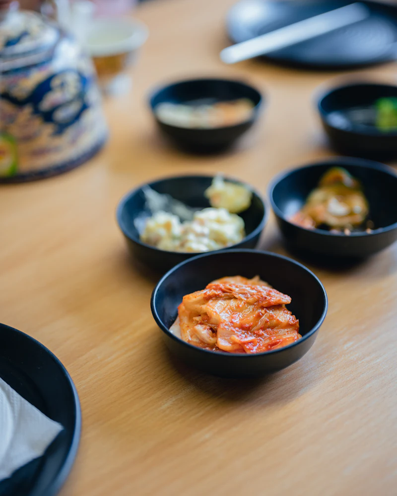 작은 그릇에 담긴 김치와 반찬