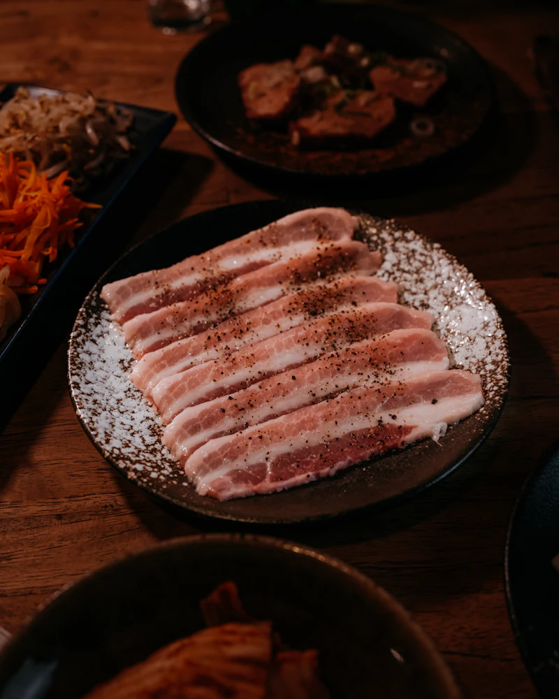 접시에 가지런히 놓인 생 삼겹살