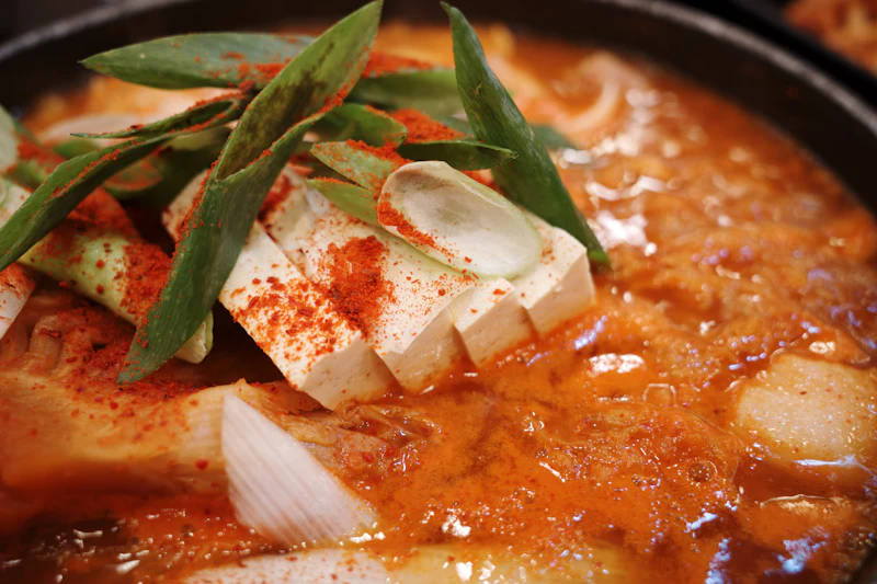 두부와 파를 올린 얼큰한 찌개